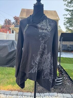 Katydid Black Graphic Heart Label Tee